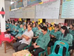 Anggota PKK Desa Hilimbawodesolo saat mendengar paparan dari narasumber.