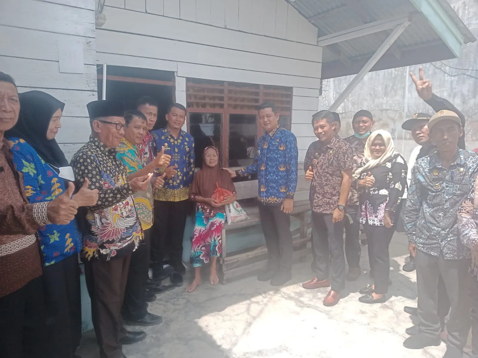 Camat Sunggal Deli Serdang Bersama Kepala Desa Salurkan Paket Sembako