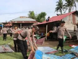 Kapolres Mandailing Natal AKBP HM Reza Chairul Akbar Sidiq, SIK, MH bersama personel Polri membantu korban angin putingbeliung.