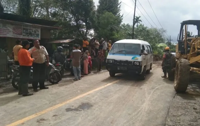 Longsor Badan Jalan Di Angkola Barat Sudah Bisa Dilalui Kenderaan