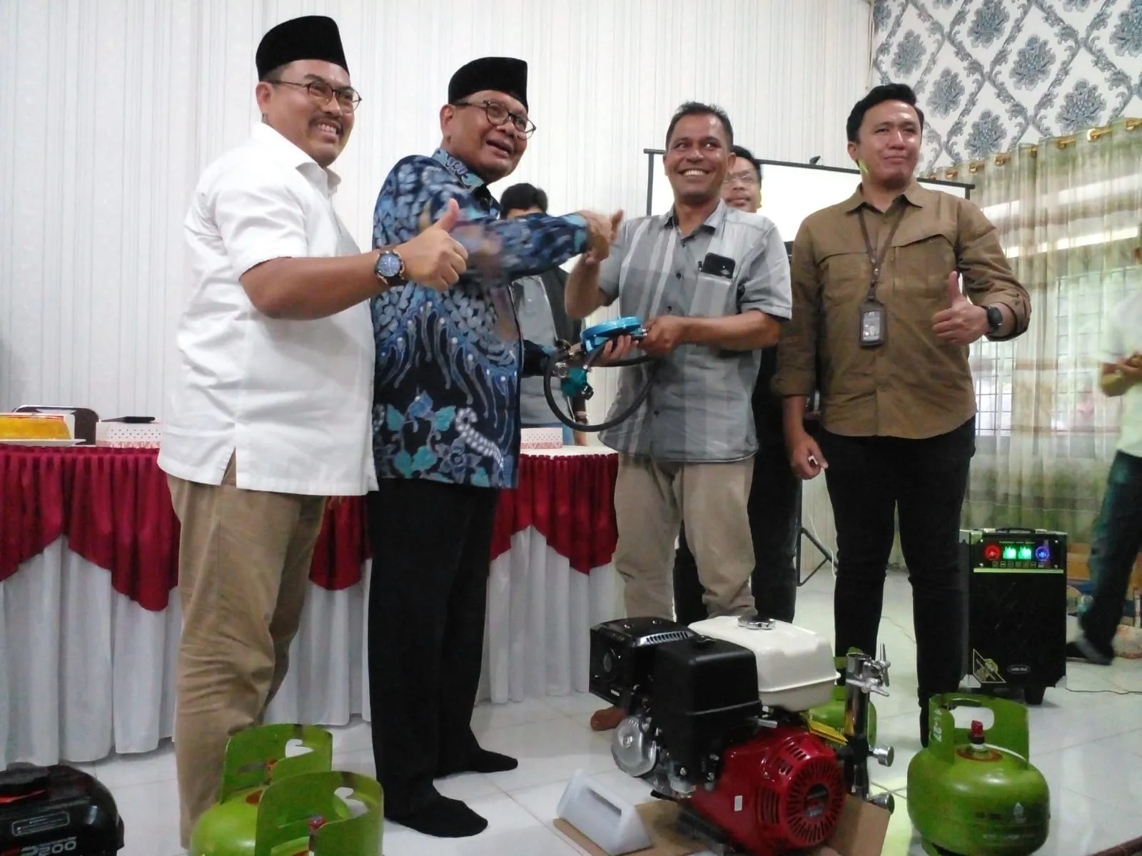 Nelayan Kota Langsa Terima Mesin Bot Bantuan Dari Anggota DPR RI