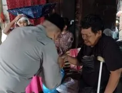 Teks foto:  Personel Polres Madina menyerahkan bantuan sosial kepada warga Desa Sigalapang Julu, Kec. Panyabungan Kota, Kab. Madina.