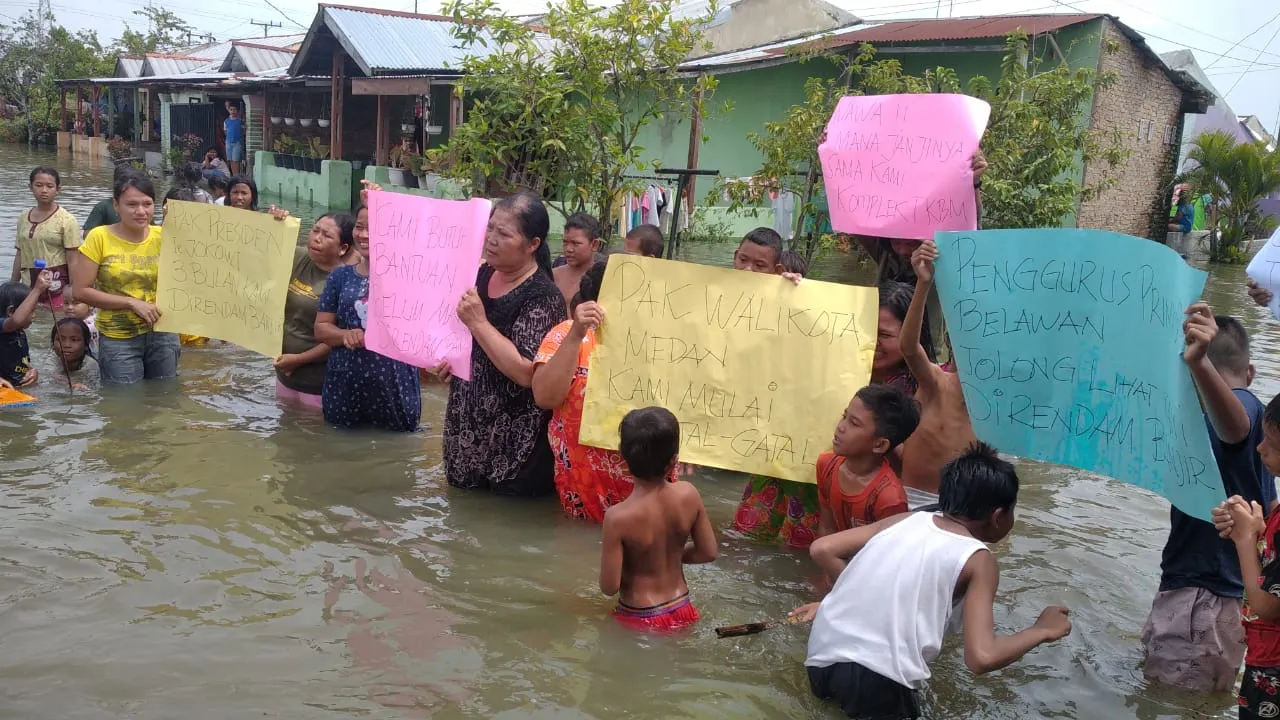 3 Hari Terendam Banjir, Warga Perumahan TKBM Upaya Karya Medan Labuhan Unjuk Rasa