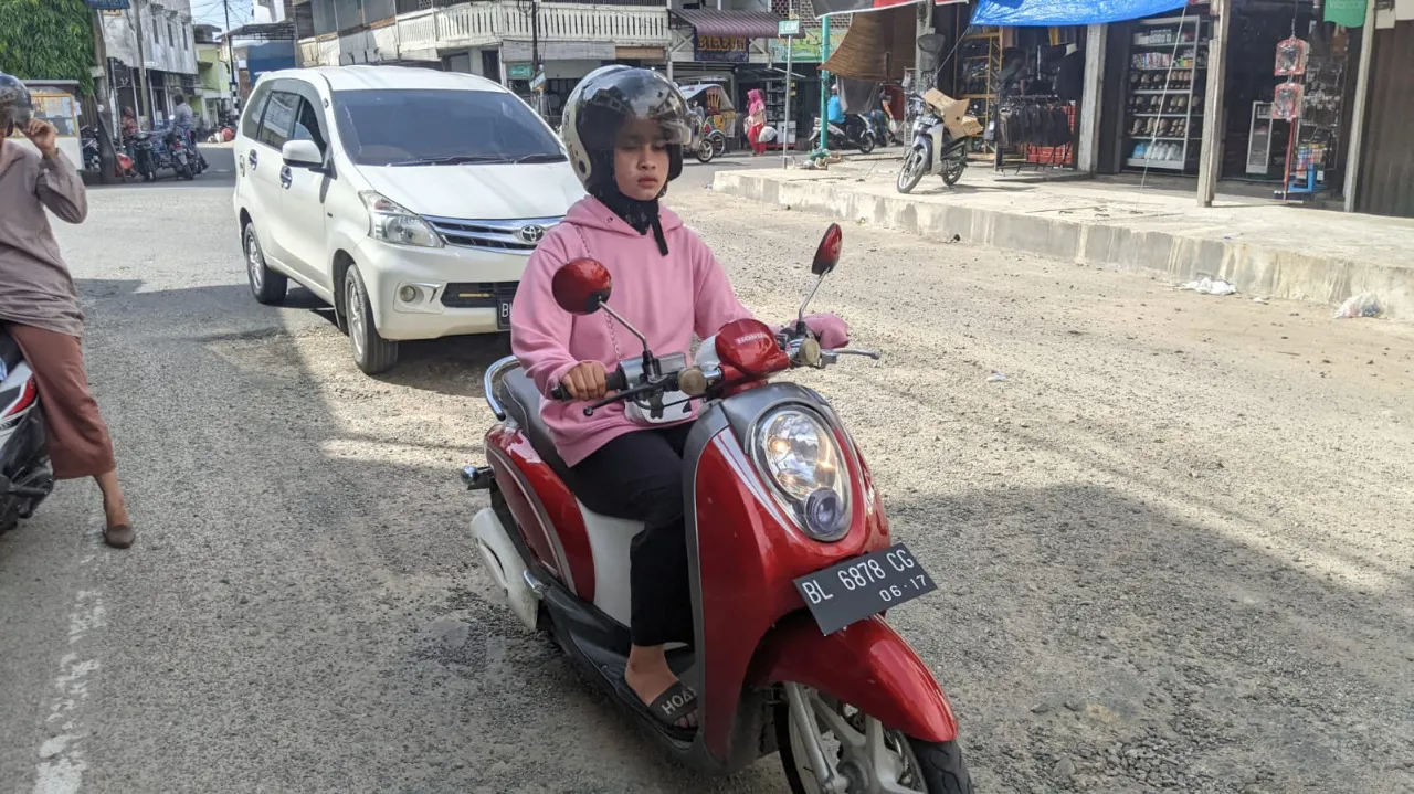 Lubang Di Jalan Pusat Kota Blangpidie Ganggu Kenyamanan Pengendara