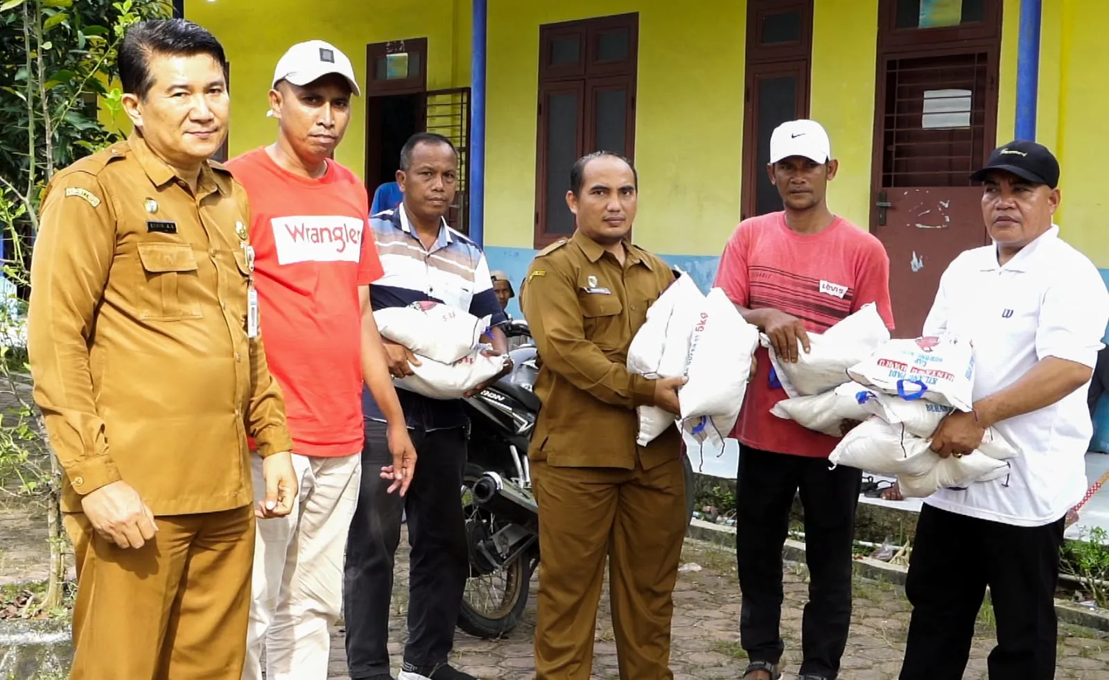 Kominfo Dan Kadin Batu Bara Salurkan Bantuan Korban Banjir