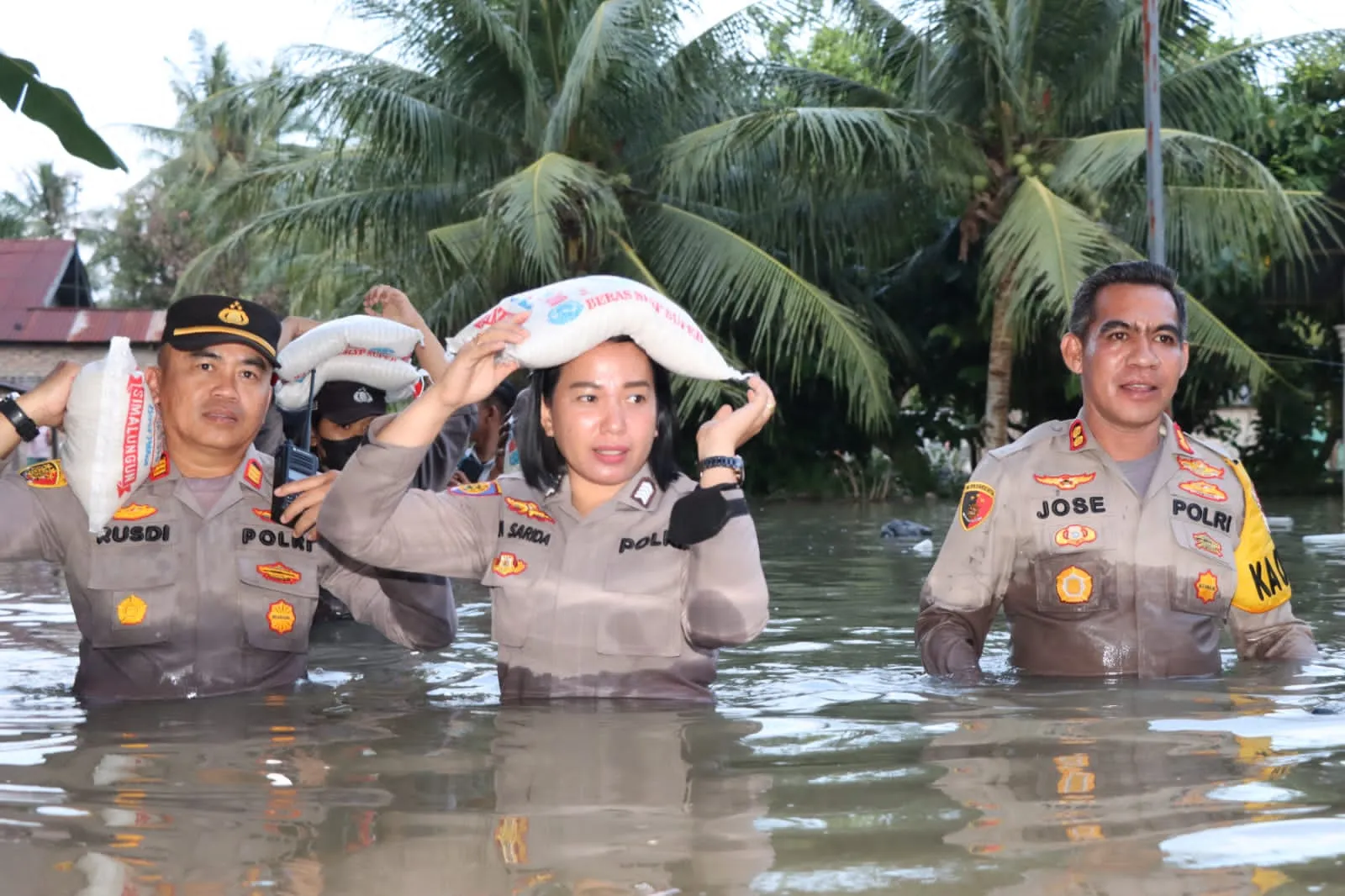 Kapolres Batu Bara Mengevakuasi & Memberika Bantuan Korban Banjir