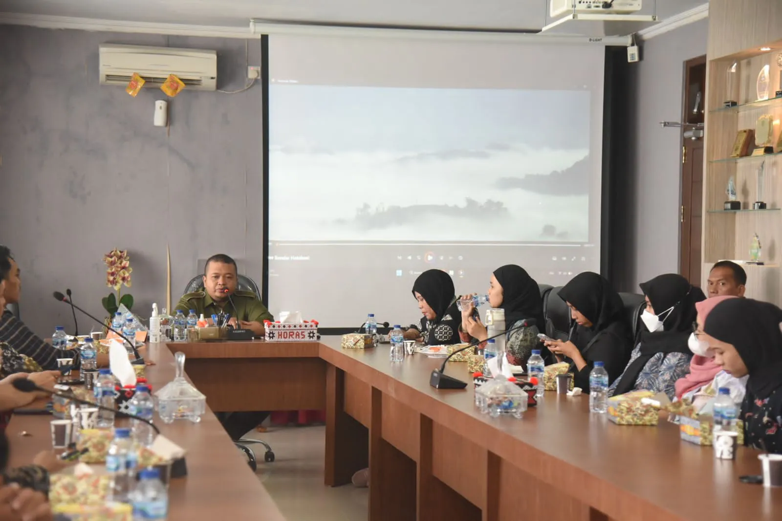 Bupati Dolly Kenalkan Kearifan Lokal Masyarakat Hatabosi