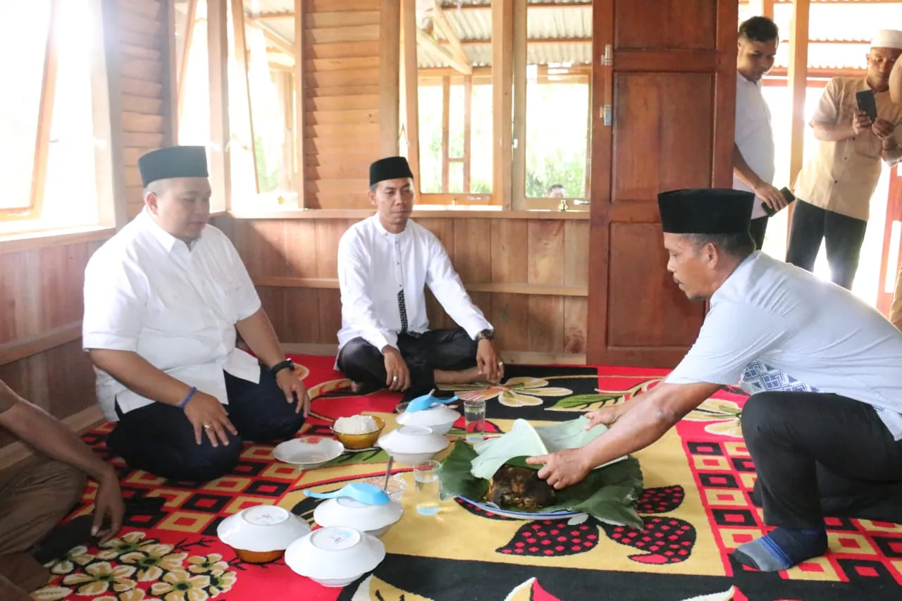 Hadiri BKMT Angkola Sangkunur, Bupati Dolly Di "Upa-Upa" Masyarakat