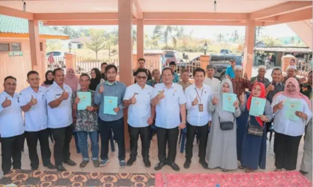 Wali Kota Sidempuan Serahkan 390 Sertifikat PTSL Warga