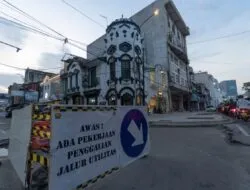 Revitalisasi Kota tua Medan : Pemerintah Kota Medan sedang melakukan revitalisasi kawasan di sekitar bangunan – bangunan tua di Kota Medan, Sepert iterlihat pada Hari Jum’at (10/2/2023). Jalur Pedestrian diperbesar,kabel dan tiang – tiang yang berserakan akan dibenahi untuk mewujudkan Kawasan kota tua yang indah dipandang. Foto : Berita Sore / Muhammad Zulfan Dalimunthe.