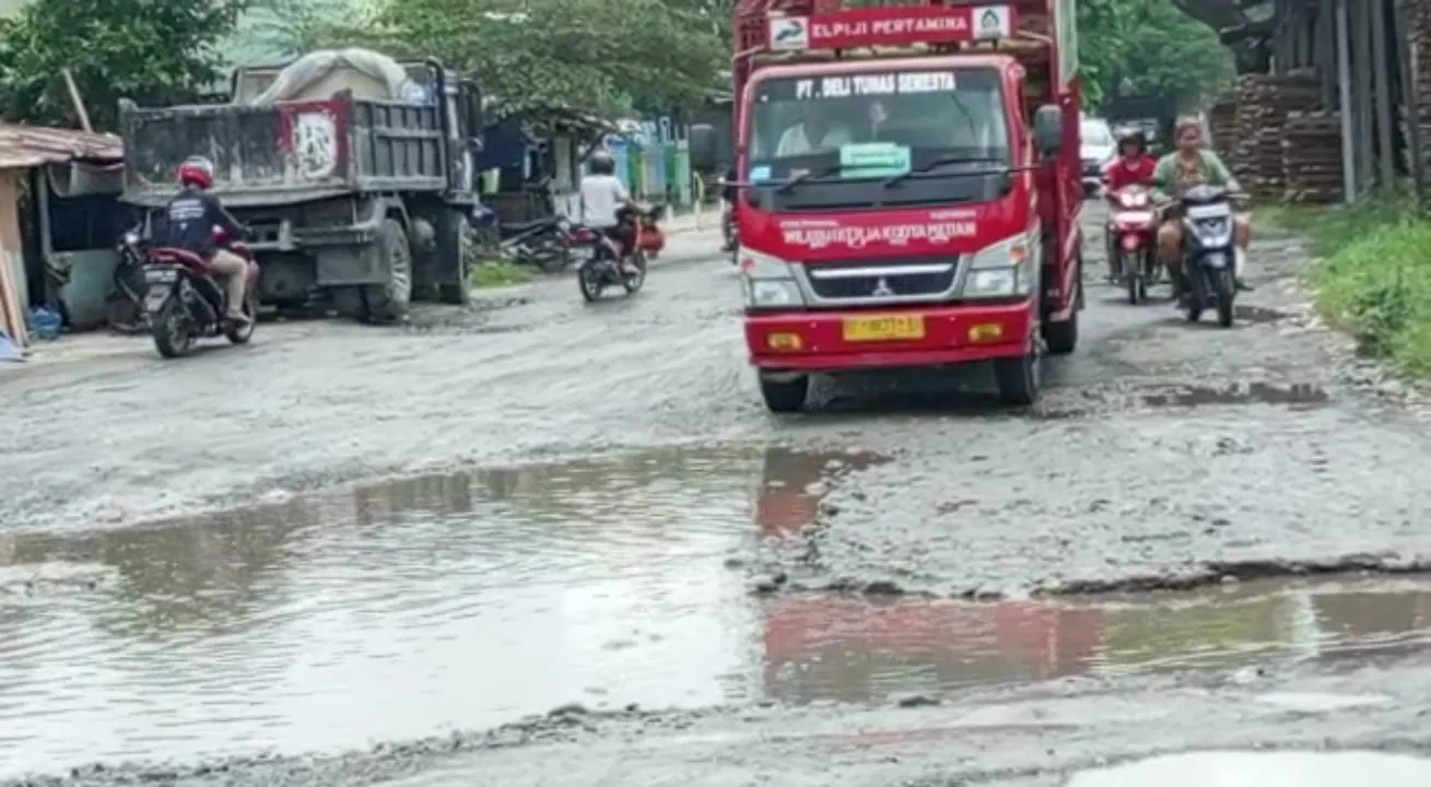 Jl. Platina 1 Medan Deli Rusak Parah
