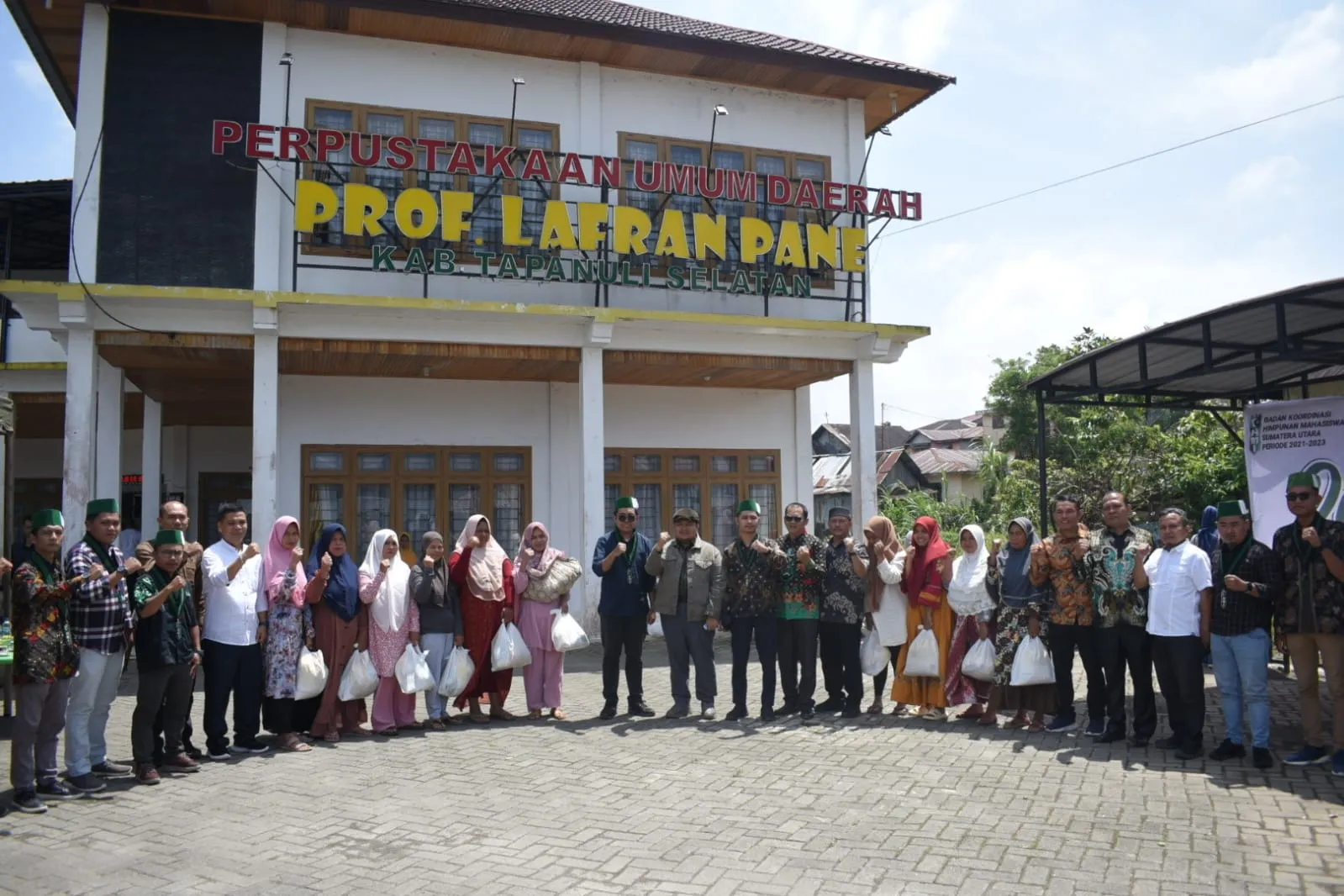 Bupati Tapsel Gandeng HMI Baksos di Sipirok
