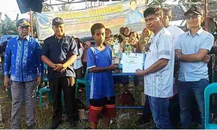 Vicktor Oktopianus Serahkan Piala Turnamen Piala H Abdul Azis CuP I