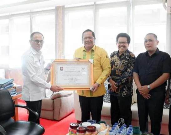 Wali Kota Padang Sidempuan Terima Penghargaan Dari Kemendagri