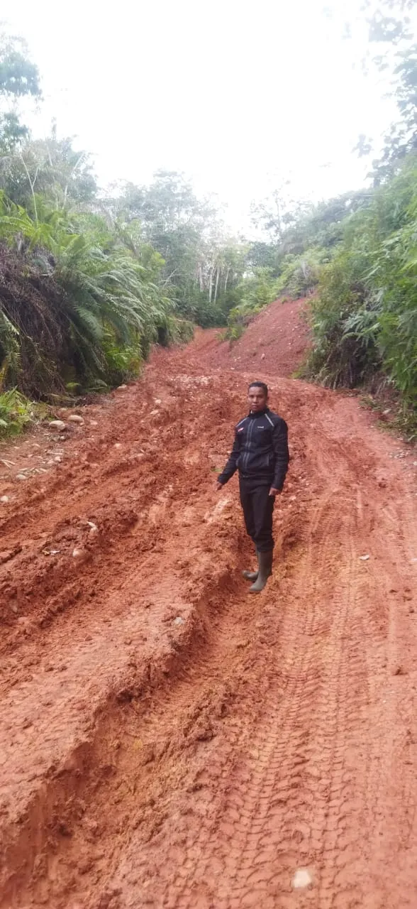 Jalan Di Rantobaek Masih Hancur Lebur
