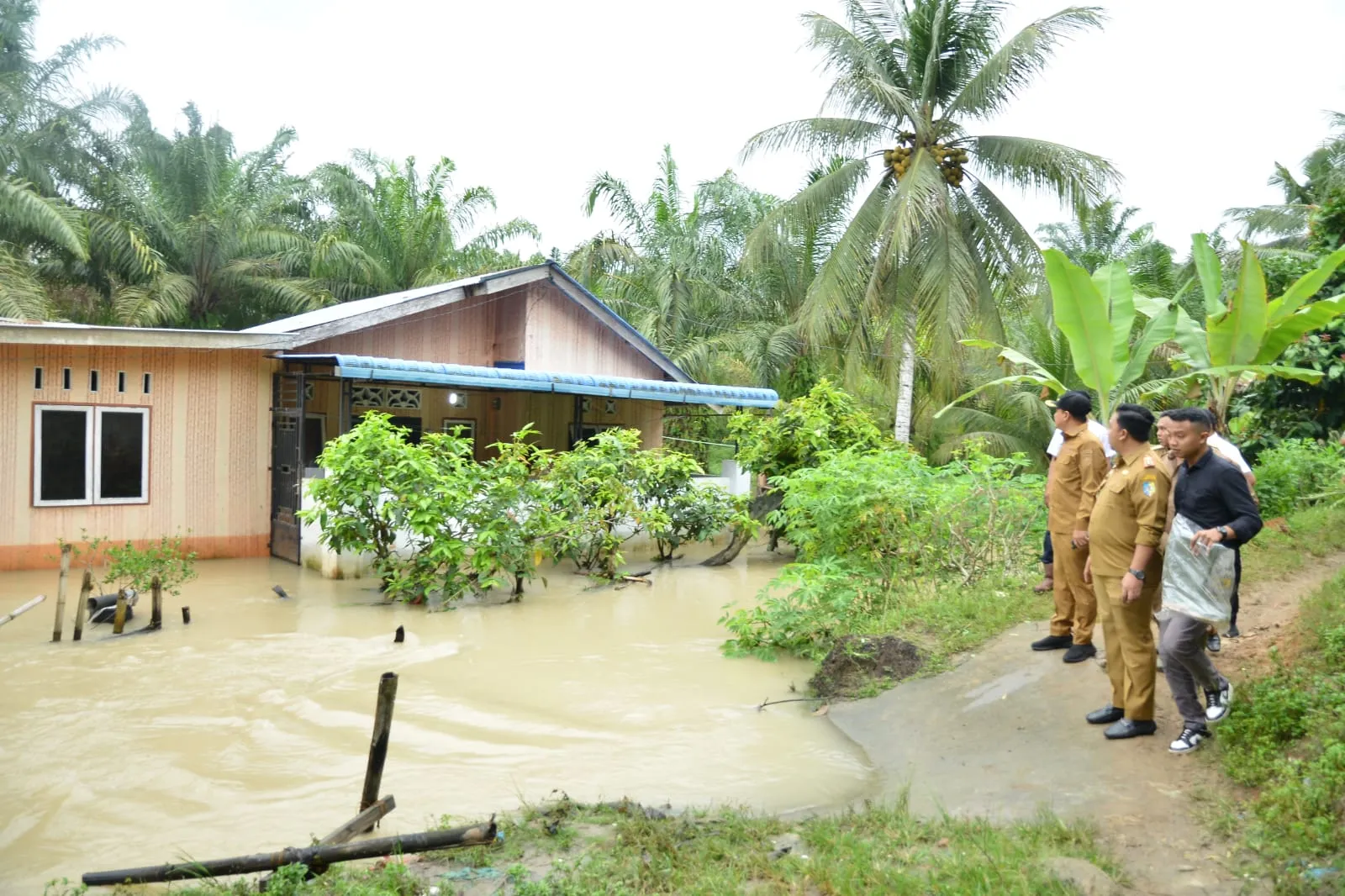 Bupati Batu Bara Sambangi 5 Rumah Teredam Banjir