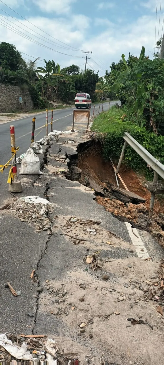 Jalan Amblas 15  Meter Ancam Nyawa