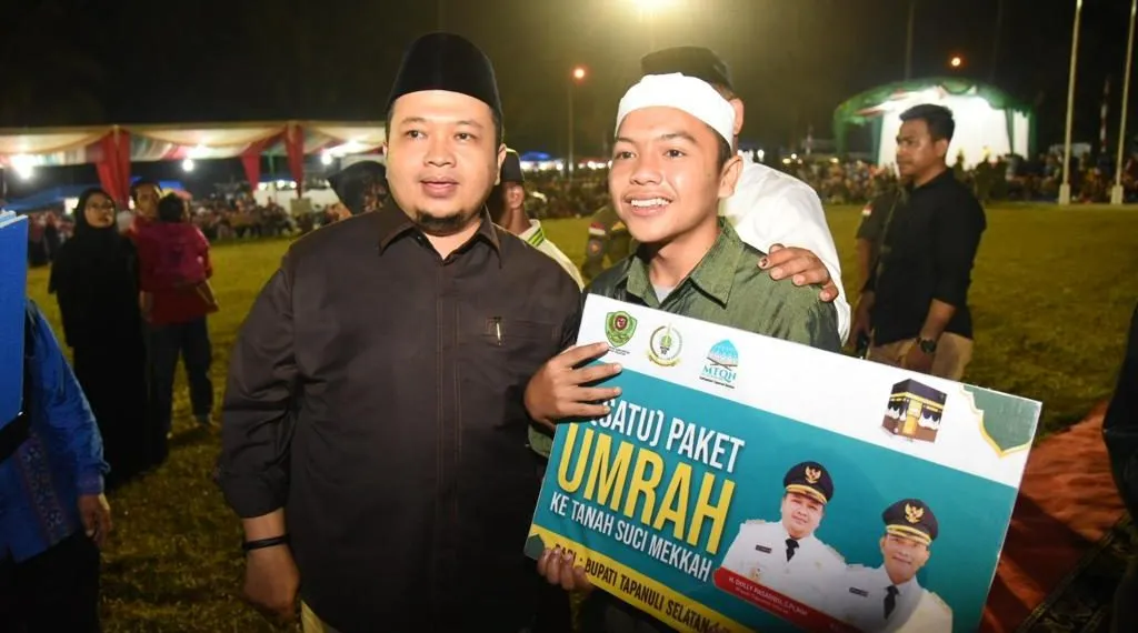 Bupati Dolly Serahkan Tiga Paket Umroh Pemenang Lomba MTQN Ke- 55