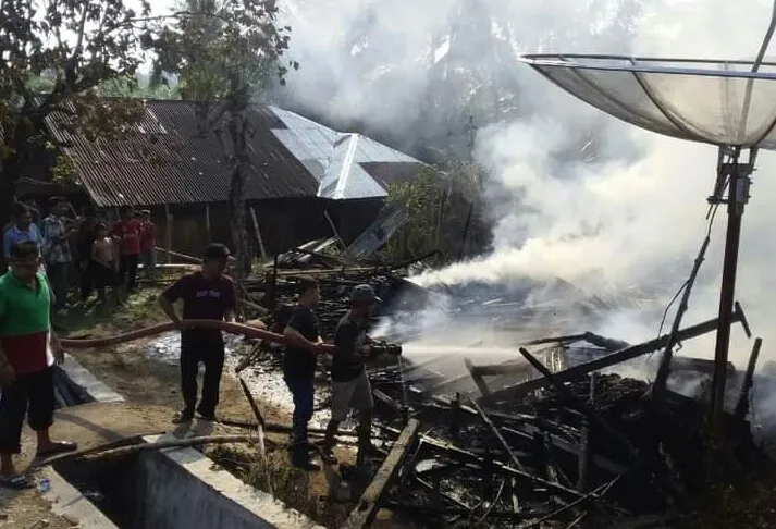 Rumah Panggung Dilalap Si Jago Merah