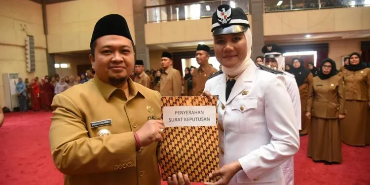 Bupati Dolly Lantik Sejumlah Lurah di Tapsel