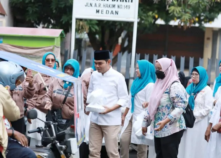 Ihwan Ritonga Bagikan Takjil Disambut Antusias Warga