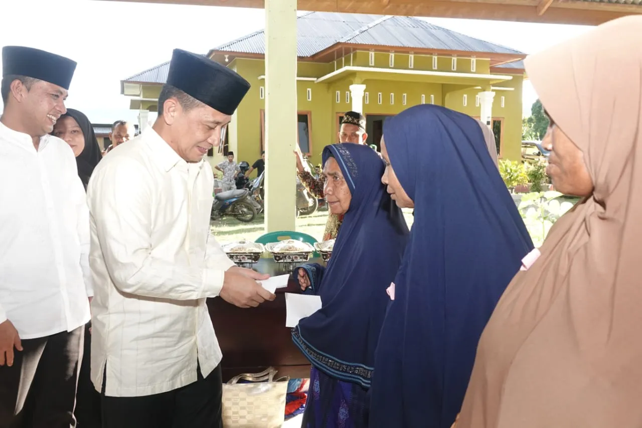 Bupati Paluta Salurkan Zakat Rp 60 Juta di Batang Onang