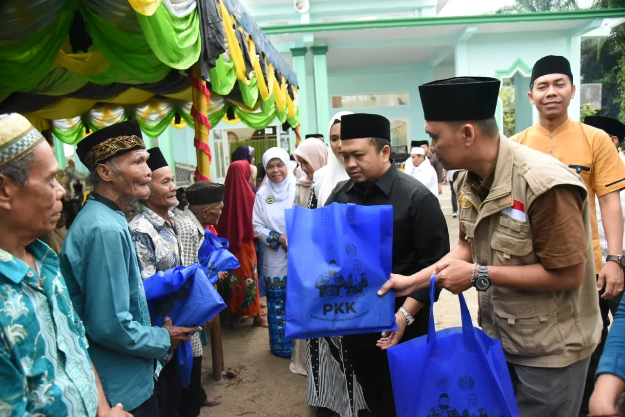 Bupati Tapsel Safari Ramadhan ke Angkola Sangkunur Salurkan Zakat Baznas