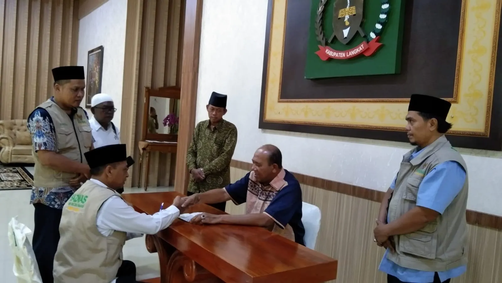 Plt Bupati Langkat Serahkan Zakat Mal Rp150 Juta Ke Baznas