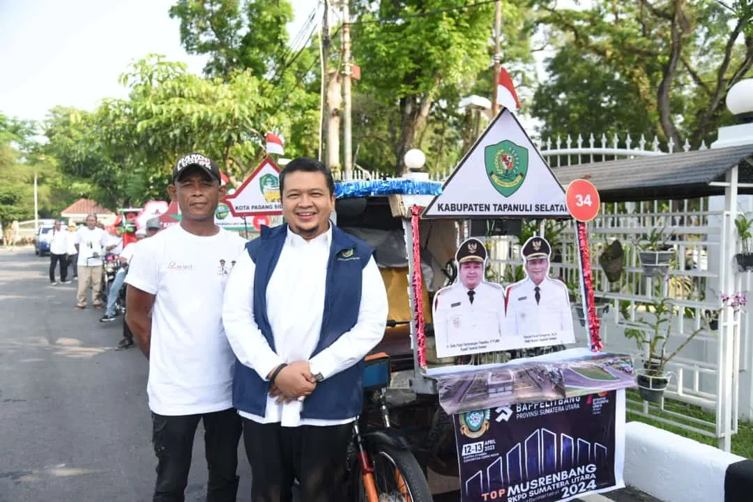 Bupati Tapsel Naik Betor Menuju Musrenbang RKPD 2024 Provsu di Medan