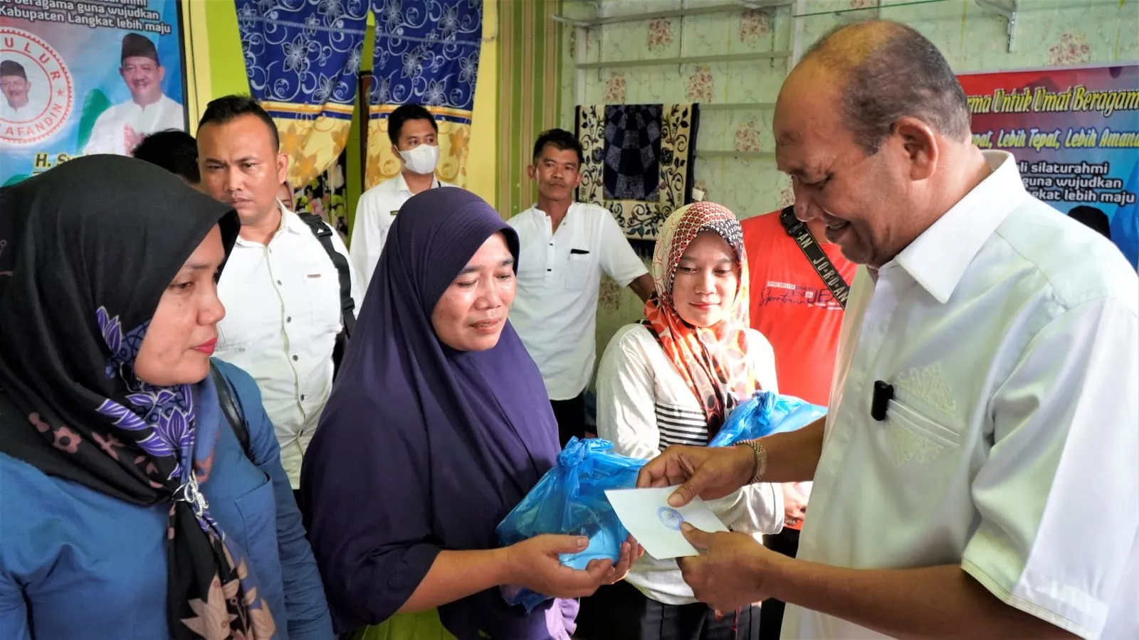 Syah Afandin Bagikan 300 Paket Sembako untuk Masyarakat Terdampak Abu Pembangunan Tol