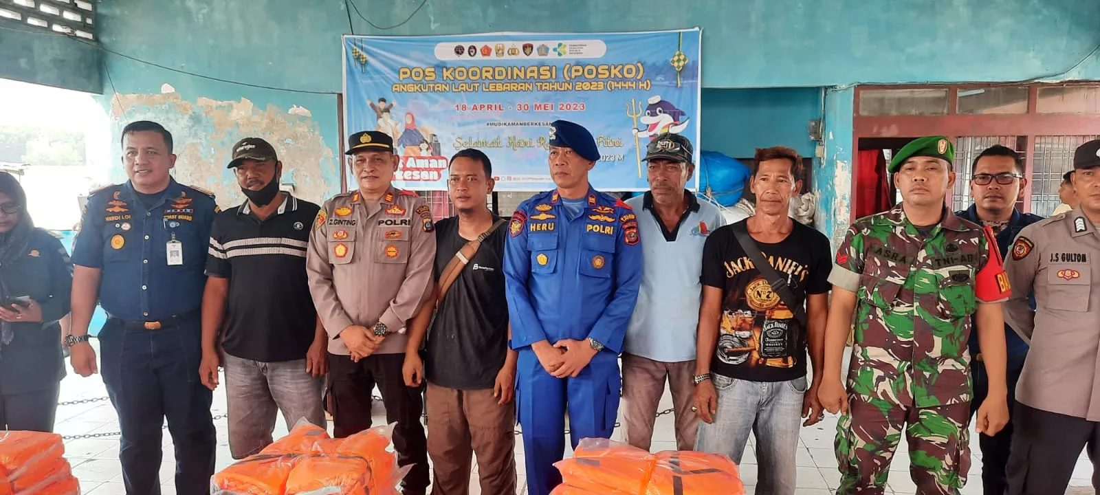Kasatpolairud Langkat Bagikan Life Jacket Ke Pemudik Jalur Dermaga