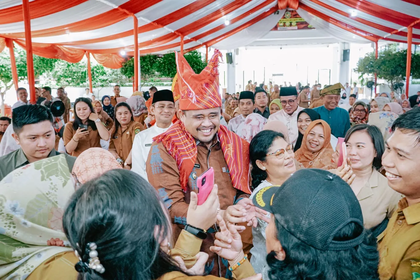 Bobby Kenakan Pakaian Karo Jadi Inspektur Upacara Hari Pendidikan Nasional