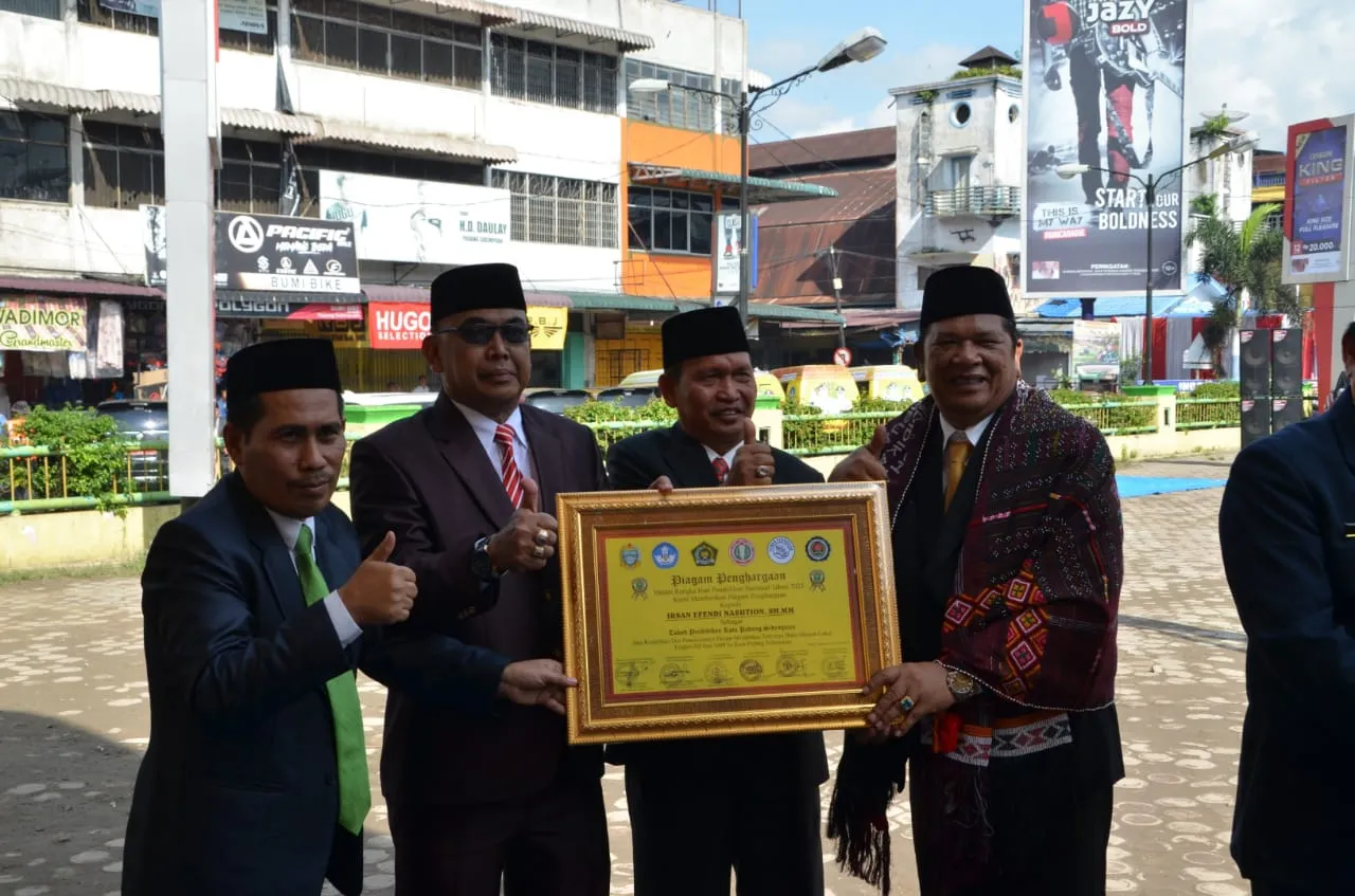 Walikota Sidempuan Terima Penghargaan Tokoh Pendidikan