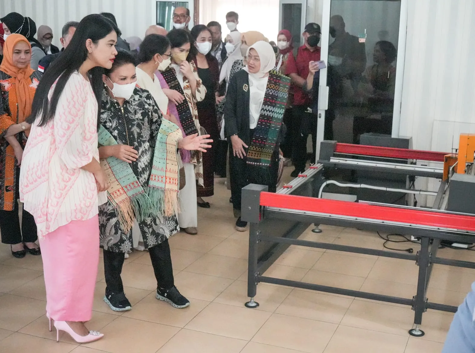 Kahiyang Ayu dan Pengurus Dekranas Tinjau Pelatihan Tenun Dekranasda Medan