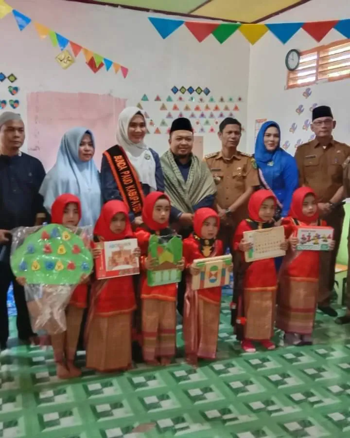 Bupati Tapsel - Bunda PAUD Kunjungi PAUD Bina Insani Dan Serahkan Bantuan