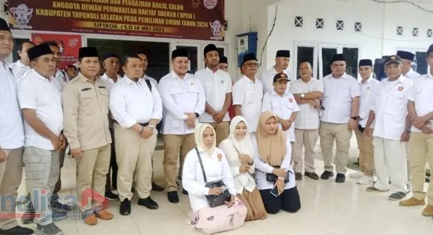 Dolly Pasaribu Antarkan Berkas 35 Bacaleg Gerindra Mendaftar Ke KPU Tapsel