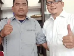 Teks fotoberitasore/Irham Hagabean Nasution
Erwin Efendi Lubis, SH, Ketua DPRD Madina dan Samtoni (Toni), caleg DPRD Madina di ruang kerja Ketua DPRD Mandailing Natal, baru-baru ini.