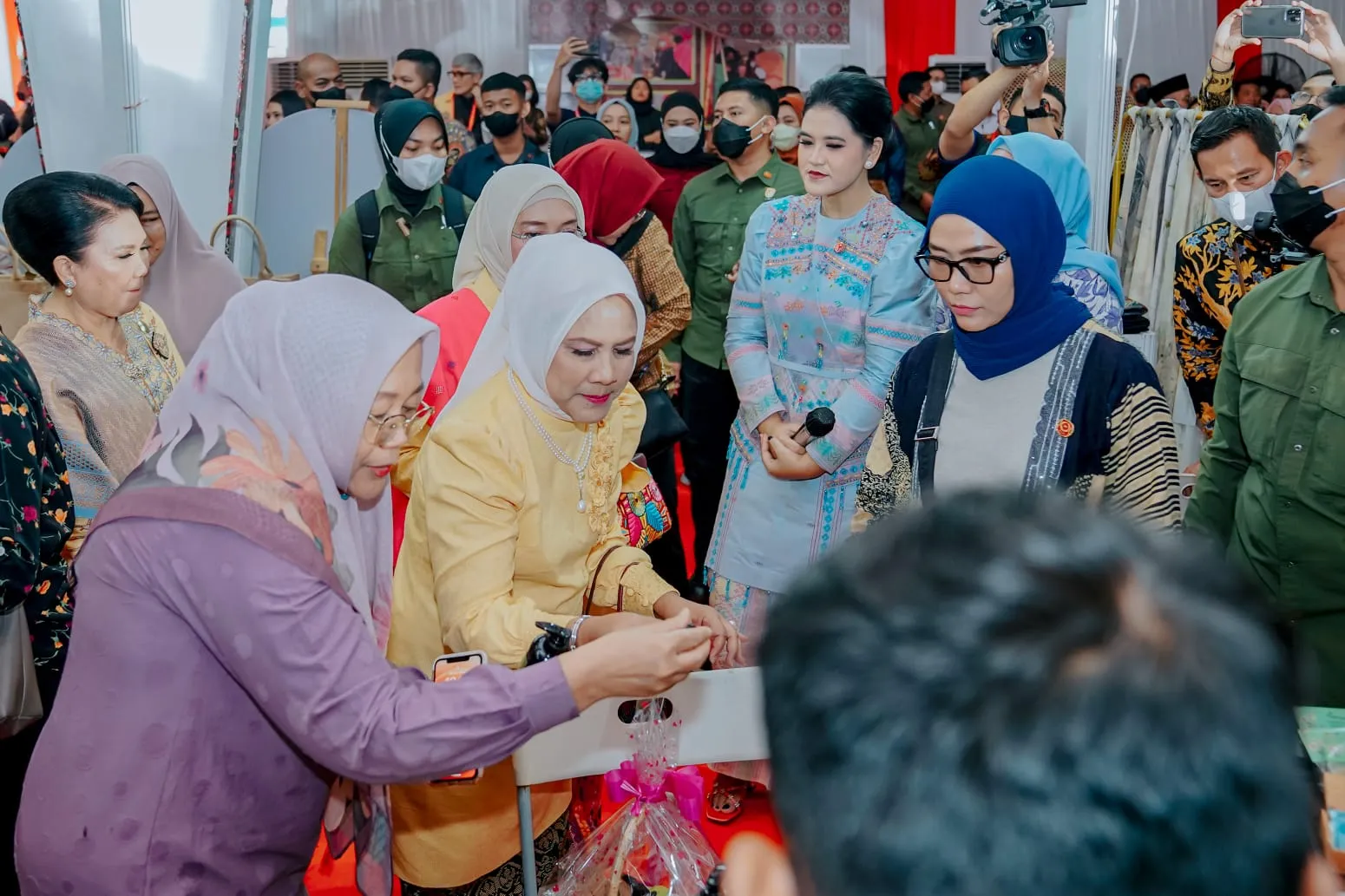 Bobby & Ketua Dekranasda Medan Dampingi Ibu Negara Tinjau Expo Dekranas