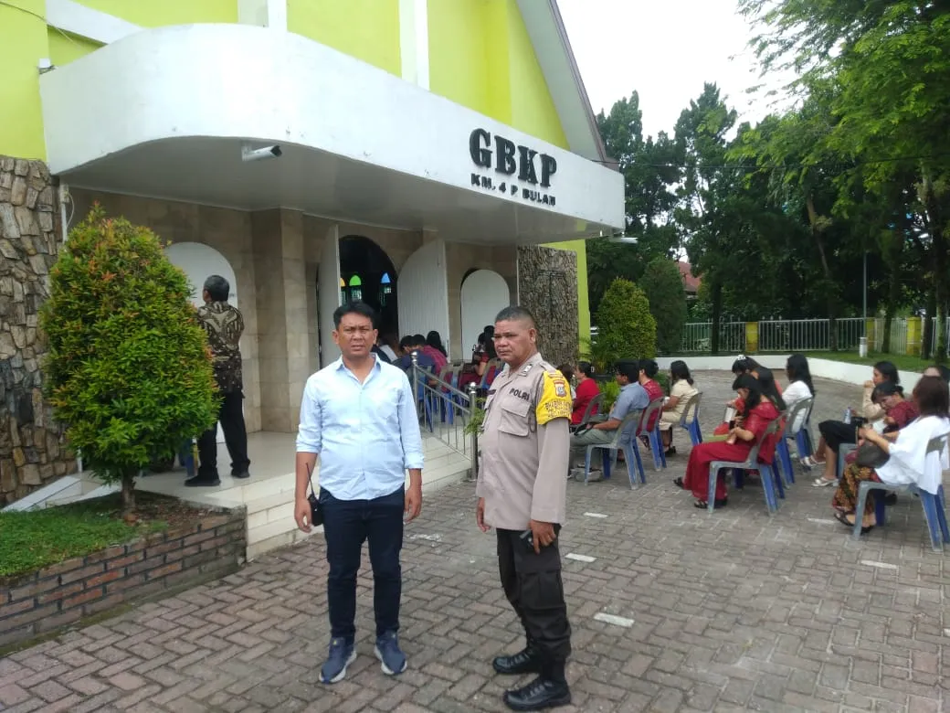 Personel Polsek Medan Baru Pengamanan Ibadah Kenaikan Isa Al Masih