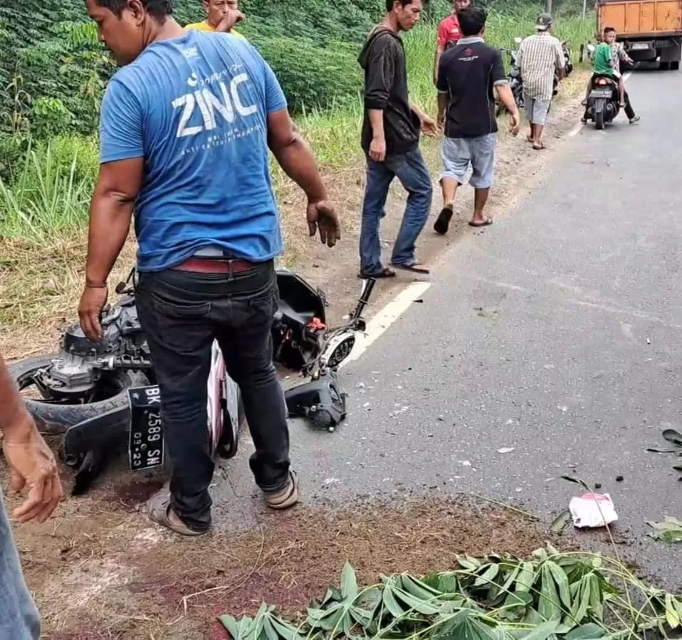 Sepeda Motor Oleng Istri Tewas Terlindas Truk