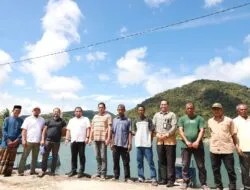 Pj Bupati Aceh Besar, Muhammad Iswanto, SSTP, MM, bersama Ketua DPRK Aceh Besar Iskandar Ali, SPd, M.Si, dan Anggota DPRK Dr Yusran Yunus, SPdI MA,melakukan silaturahmi dengan Panglima Laot serta para nelayan di TPI Lam Teungoh, Kecamatan Peukan Bada, Jum'at (19/5). (Foto: Zafrullah)