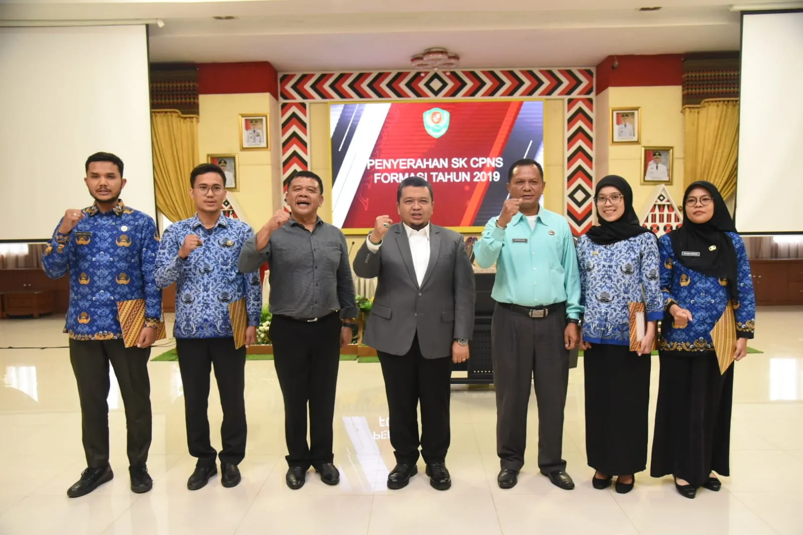 Bupati Tapsel Serahkan 121 SK Pengangkatan PNS Formasi 2019
