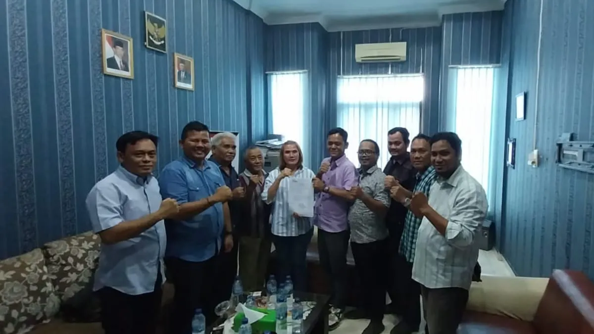 Erris J Napitupulu Serahkan Mandat Pengurus SMSI Labuhanbatu Raya