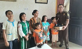 Kejari Nias Selatan Beri Bantuan Kepada Erlina Zebua dan Lima Anaknya