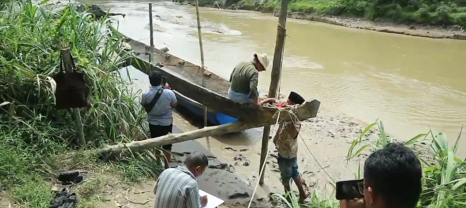 Seorang Warga Temukan Perahu Kuno Di Sungai Silau 