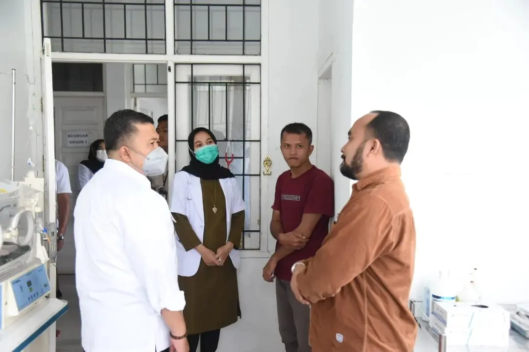 Bupati Tapsel Jenguk Bayi Penderita Omphalocele di RSUD Sipirok