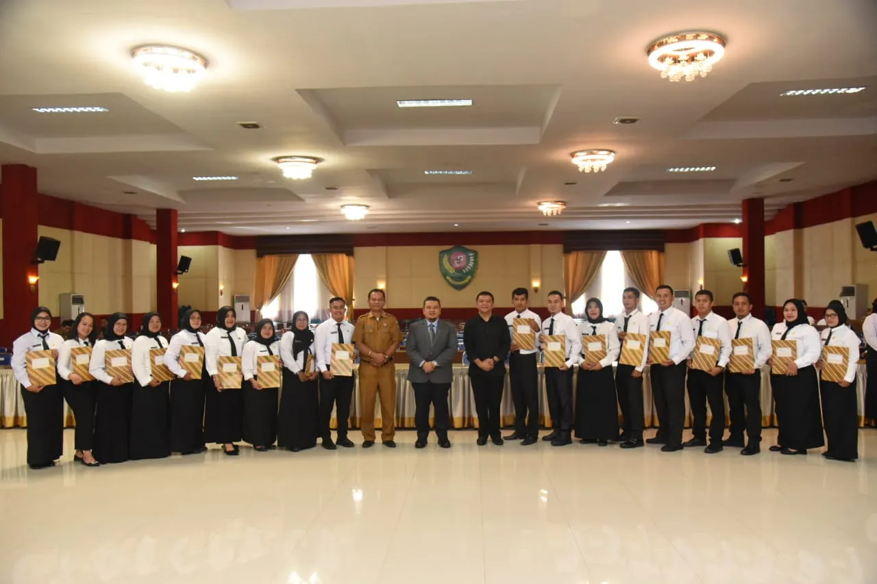 Bupati Tapsel Serahkan 46 SK PPPK Nakes Formasi 2022