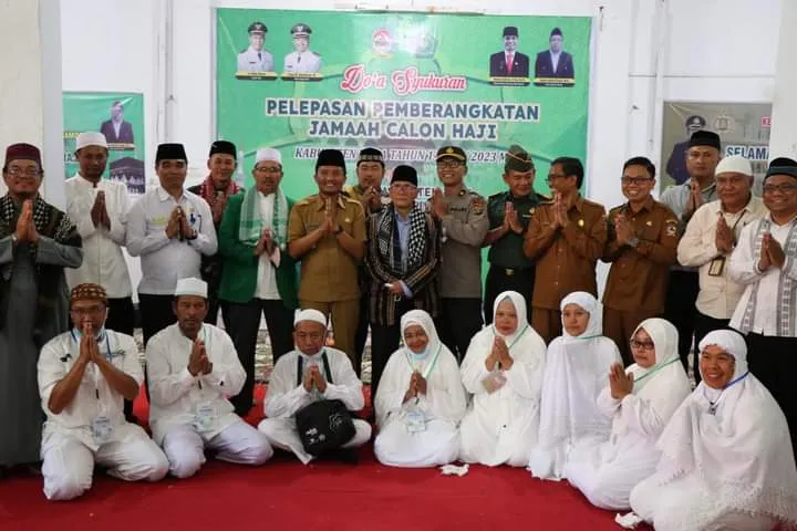 Pemkab Toba Berangkatkan 8 Jamaah Calon Haji