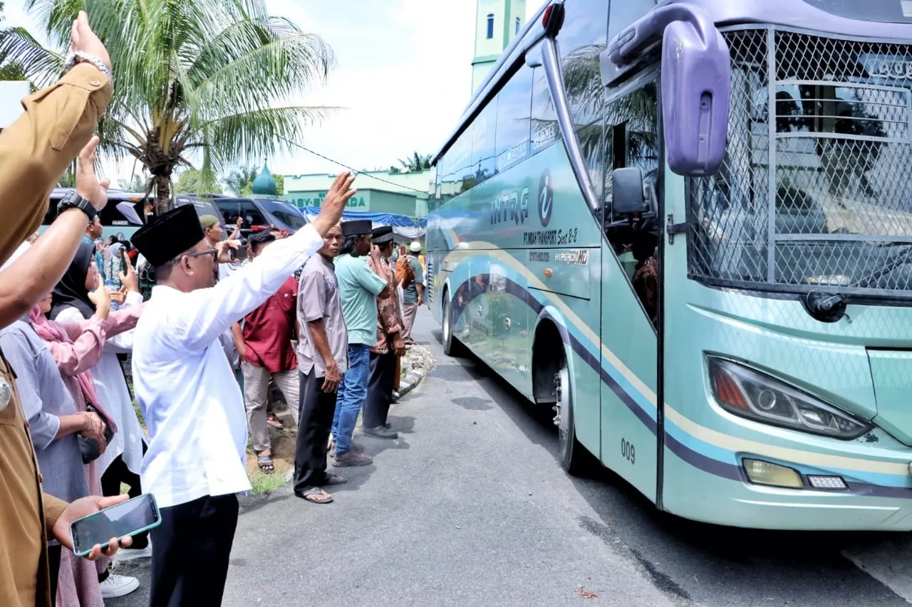 Isak Tangis Mewarnai Pelepasan 203 Calhaj Asal Simalungun Menuju Makkah