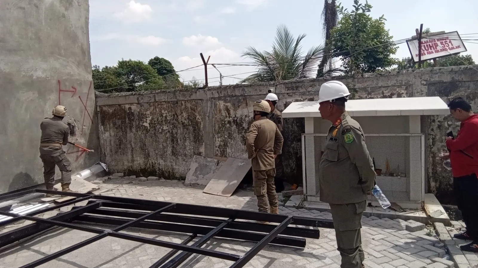 Salahi IMB, Perumahan Yuu Contempo Dibongkar